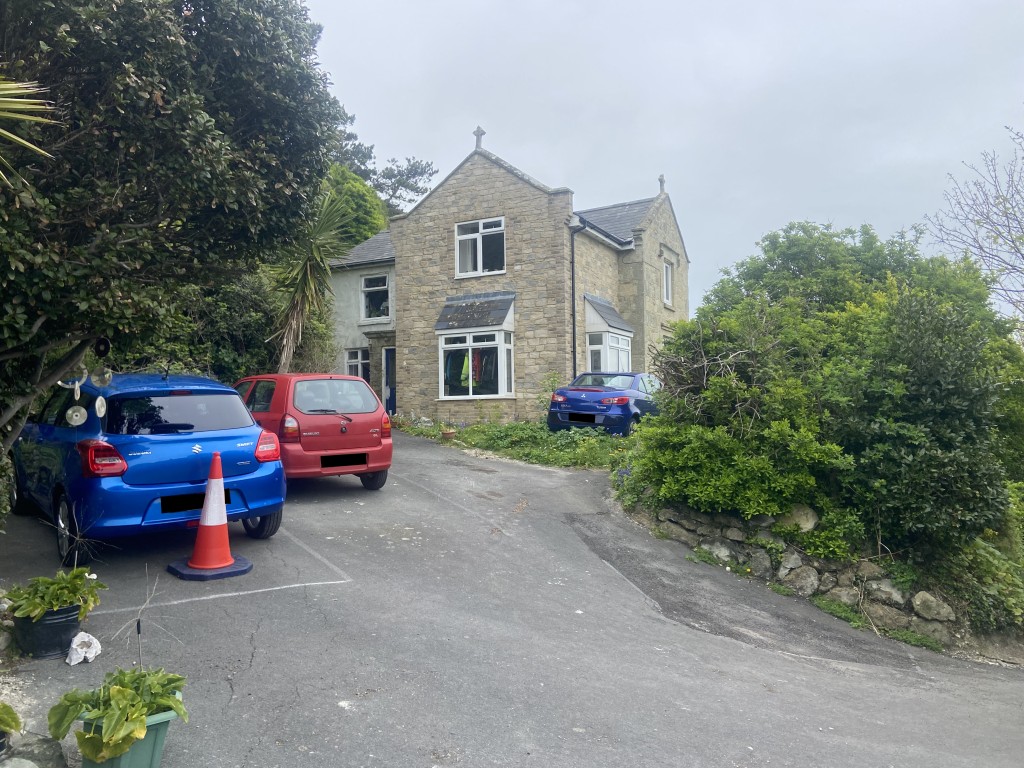 Lot: 37 - LEASEHOLD FLAT FOR INVESTMENT - View of parking and turning area